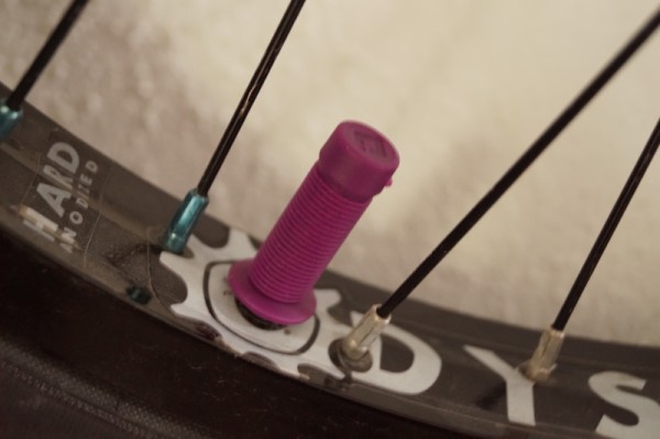 ODI Ventilkappen im ODI Longneck Style, lila